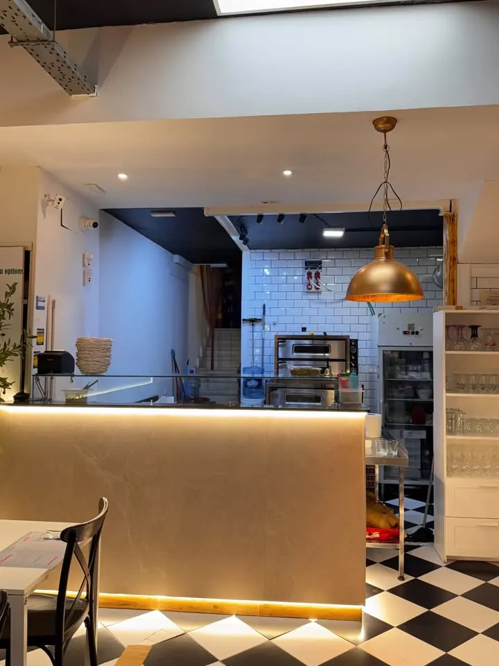 Barra y cocina abierta del restaurante